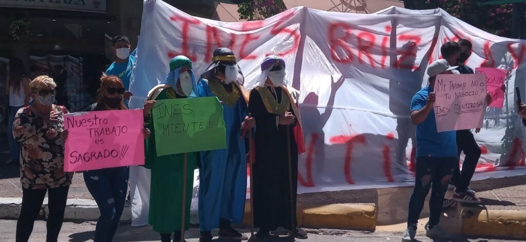 PEM: EX TRABAJADORES SE MANIFESTARON CONTRA LA INTENDENTA INES BRIZUELA Y DORIA WhatsApp Image 2021 01 07 at 11.31.36