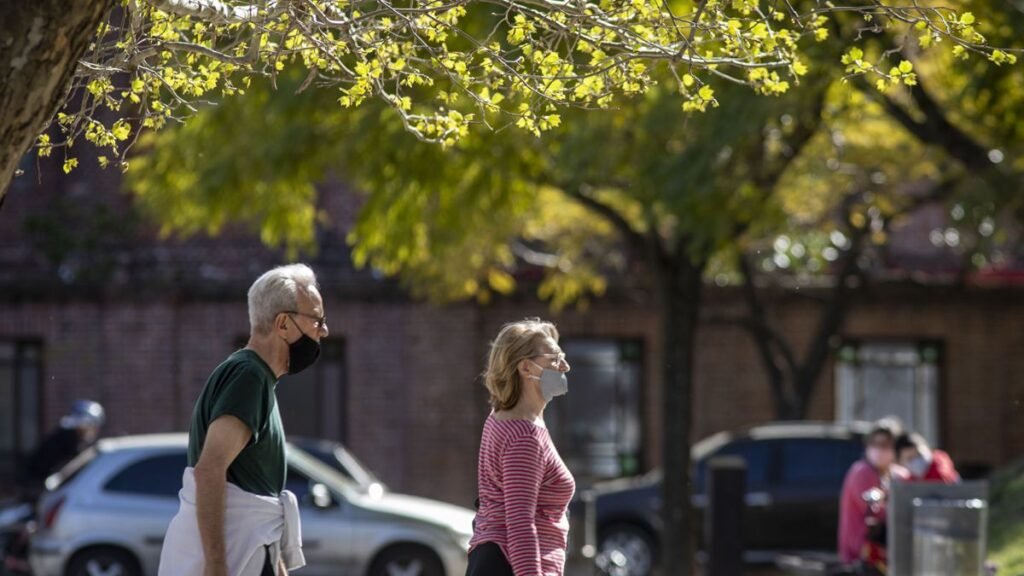 LAS MEDIDAS QUE IMPLEMENTARÍA EL GOBIERNO EN CASO DE UN TOQUE DE QUEDA SANITARIO argentina registro un record casos 24 horas 13477 nuevos infectados