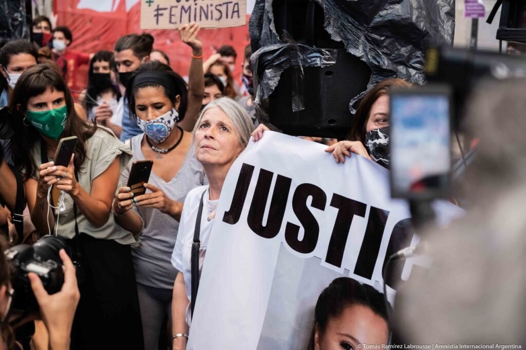 UNA MULTITUD PIDIÓ JUSTICIA POR URSULA AL GRITO DE “NI UNA MENOS” Eud59M9UYAURx4O