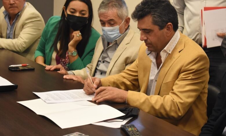 EL GOBIERNO PROVINCIAL FIRMÓ LOS CONTRATOS CON EMPRESAS QUE CONSTRUIRÁN TERMINALES EN SEIS DEPARTAMENTOS ac70be5a eac8 480d a8a8 f42e6fb5b443 780x470 1