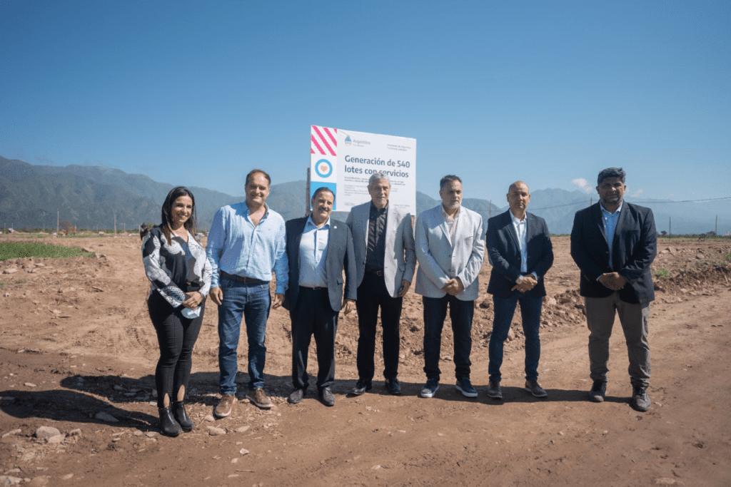 QUINTELA JUNTO AL MINISTRO FERRARESI VISITARON LAS OBRAS EN EJECUCIÓN DE LAS VIVIENDAS DEL PROGRAMA CONSTRUIR imagen 2022 03 23 175850