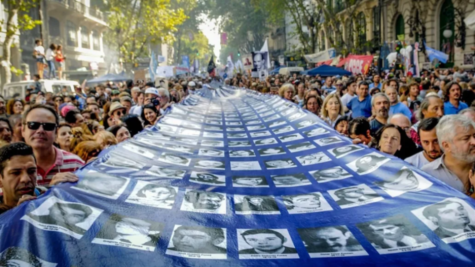 UNA MULTITUD CONMEMORA EL DÍA DE LA MEMORIA EN LA PLAZA DE MAYO imagen 2022 03 24 181303
