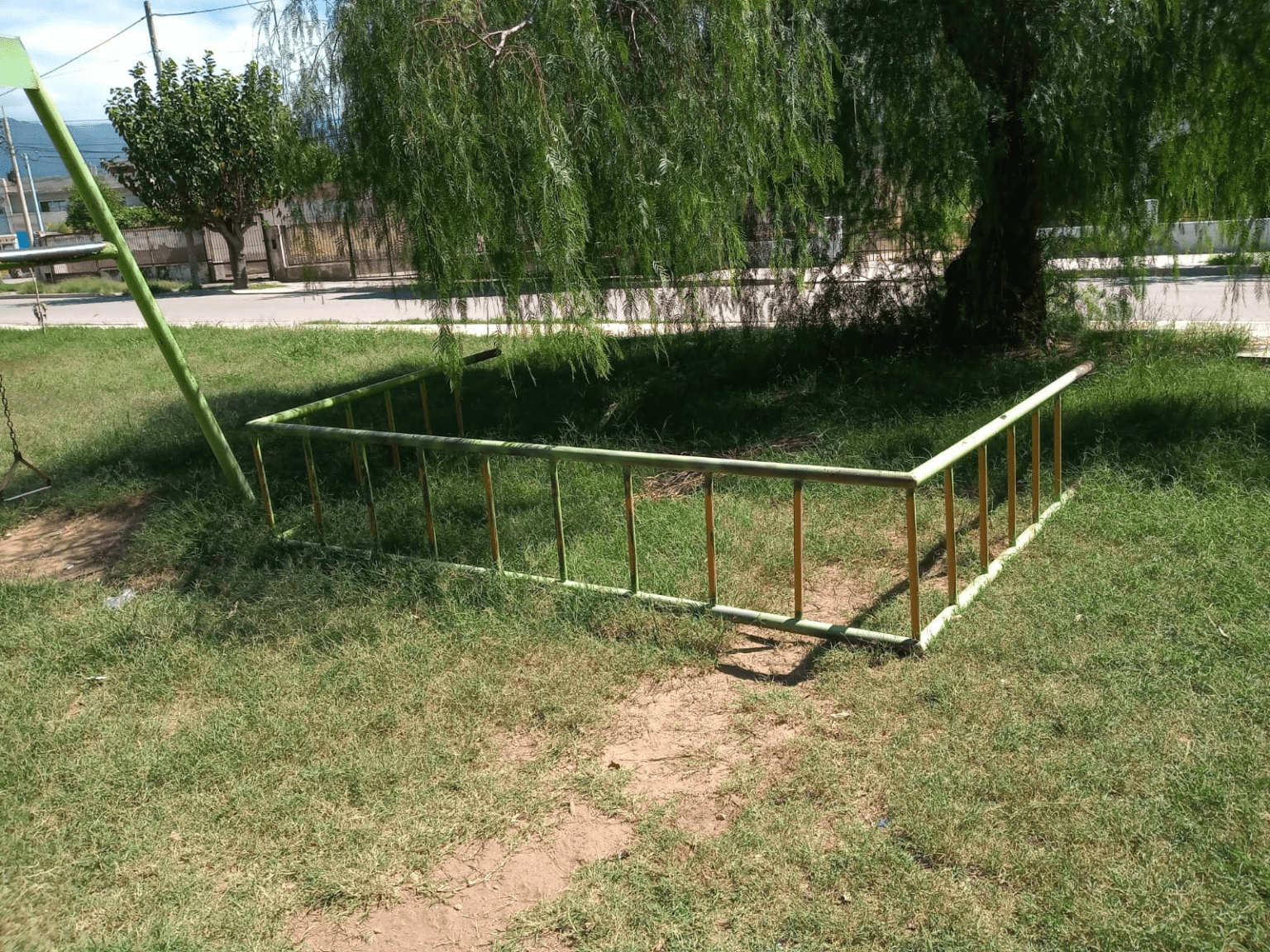 NIÑO CON GRAVE LESIÓN AL SER «APLASTADO» POR UN JUEGO EN UNA PLAZA DE LA CAPITAL imagen 2022 03 28 190907