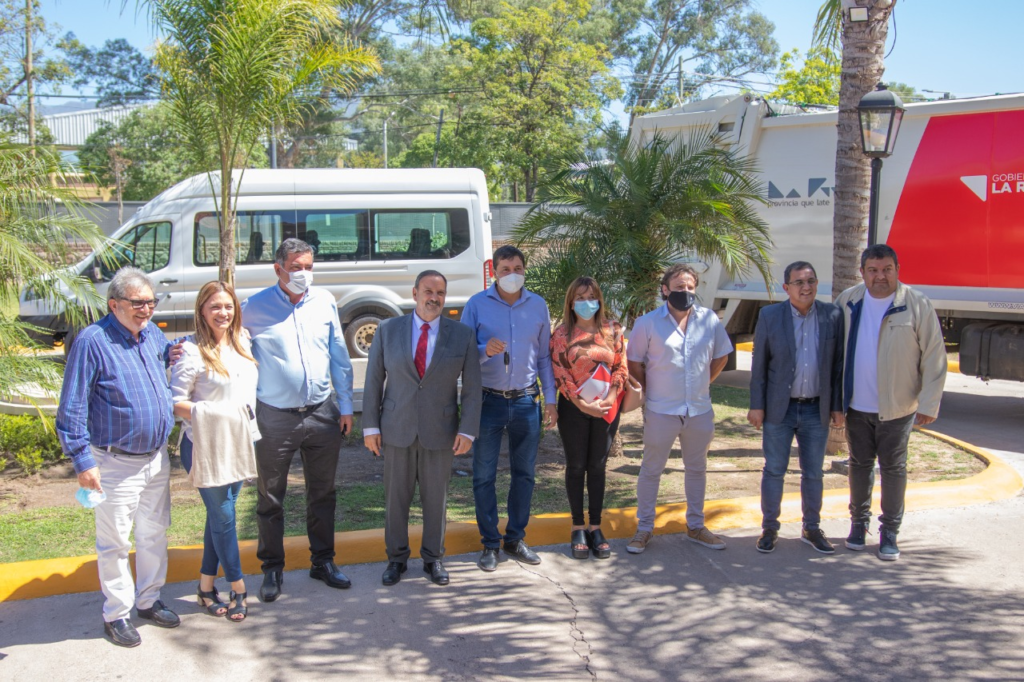 EL GOBERNADOR QUINTELA ENTREGÓ TRES VEHÍCULOS PARA EL MUNICIPIO DE VINCHINA imagen 2022 03 28 191857