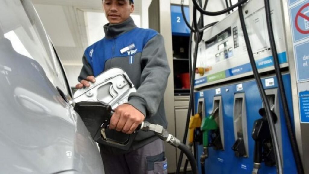 Las petroleras adelantaron la suba acordada y aumentaron 4,5% las naftas y el gasoil en todo el país 05 12 21naftas 1279478