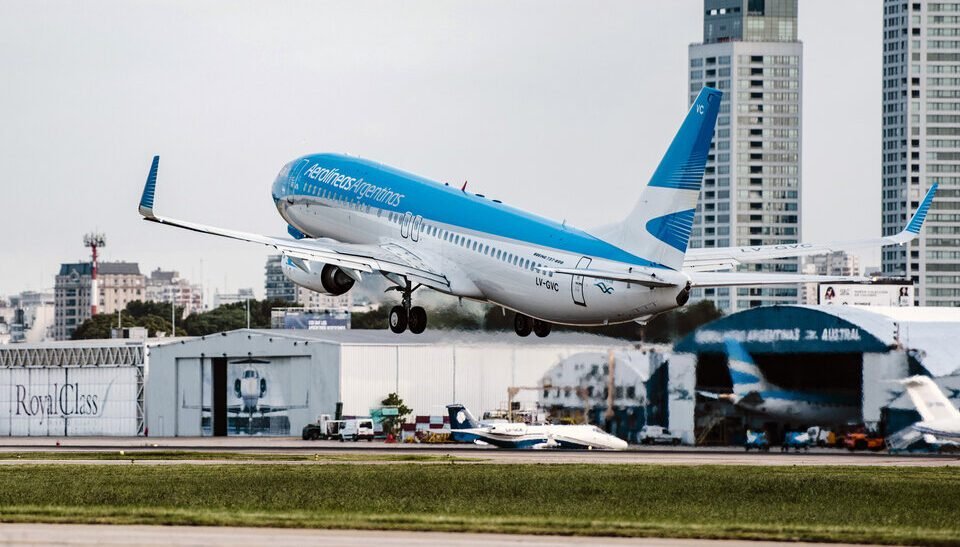 Aerolíneas Argentinas redujo un 34% sus pérdidas y aportó 35 mil millones de pesos a las arcas públicas 558307 g0045968 e1654807500723