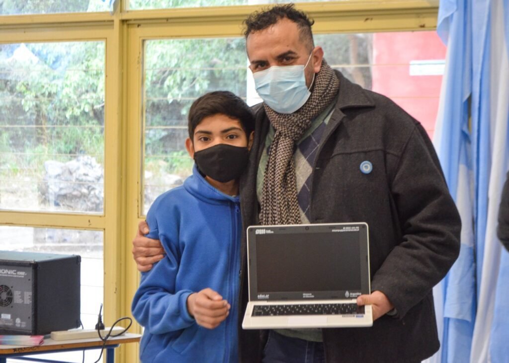 Entregaron computadoras a estudiantes de Colegio N°9 1 666696719