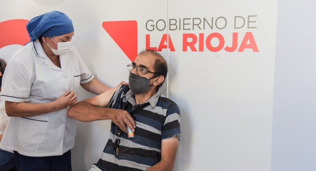 Salud advirtió que pocas personas concurren a aplicarse las dosis de refuerzo Eu3SL65XUAsBsns e1656370606958