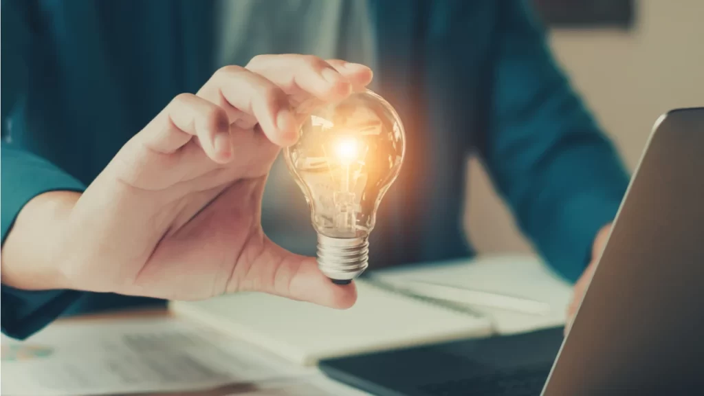 empresario sosteniendo un foco que representa una idea de negocio