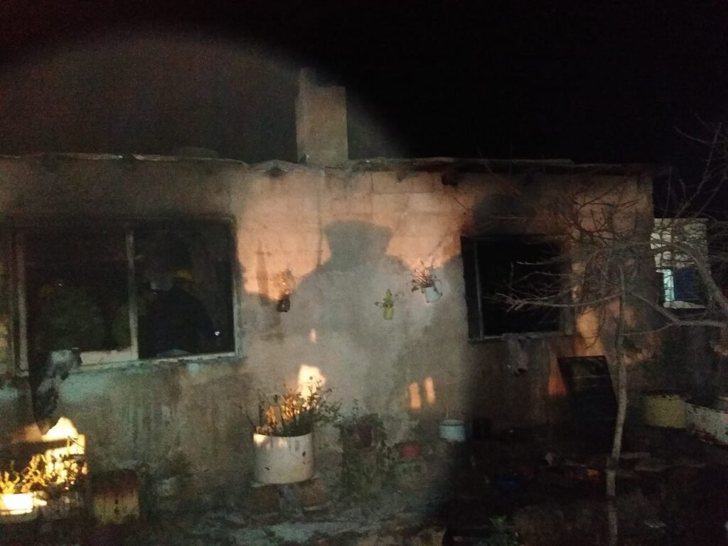 Vecino intentó prender una estufa con un bidón de nafta y se incendió su casa 705111375