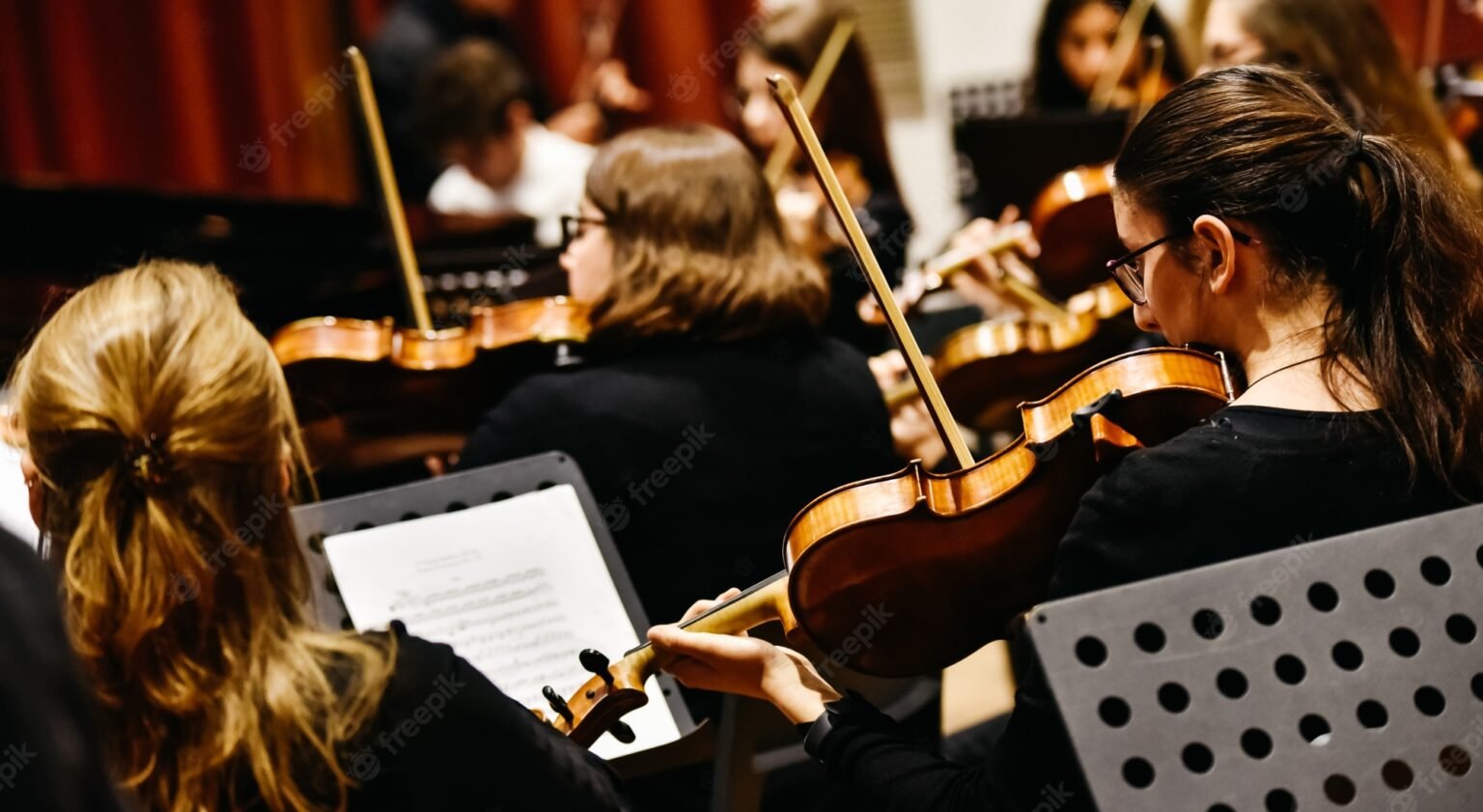 musicos concierto musica clasica tocando violines 47726 5136 e1663033973463