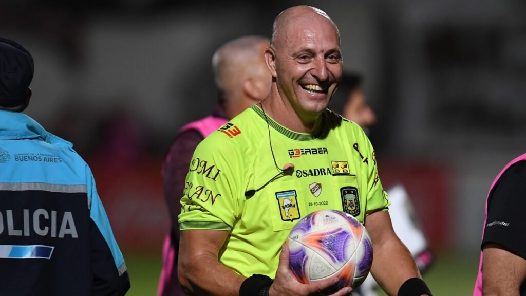 Se retiró Néstor Pitana, árbitro récord y referente de la historia del fútbol argentino 63587ff857f22 1200