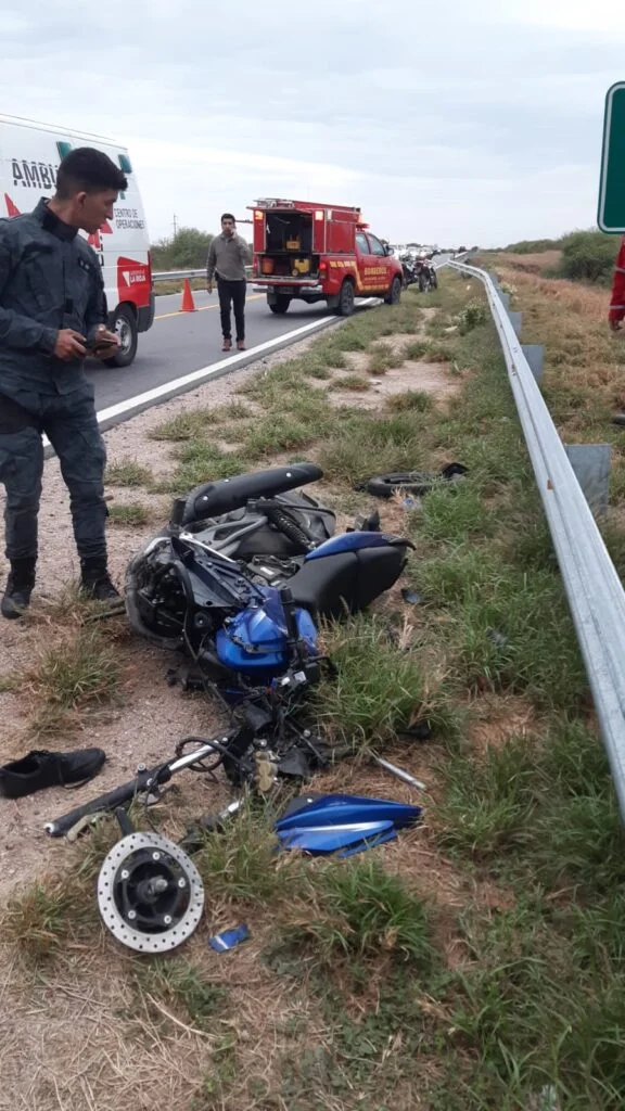 Motociclista se salvó de milagro tras chocar contra un camión 1 WhatsApp Image 2022 10 17 at 19.22.35