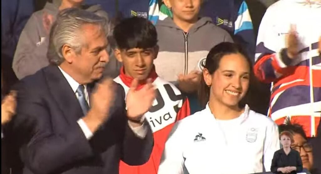 Juegos Evita: El presidente entregó un reconocimiento a Fernanda Russo en el acto inaugural WhatsApp Image 2022 10 24 at 19.15.25