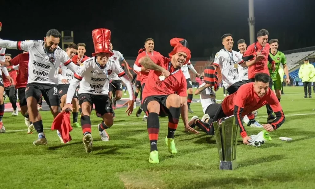 Patronato deberá armar un equipo de fútbol femenino para poder jugar la Copa Libertadores patronato portada