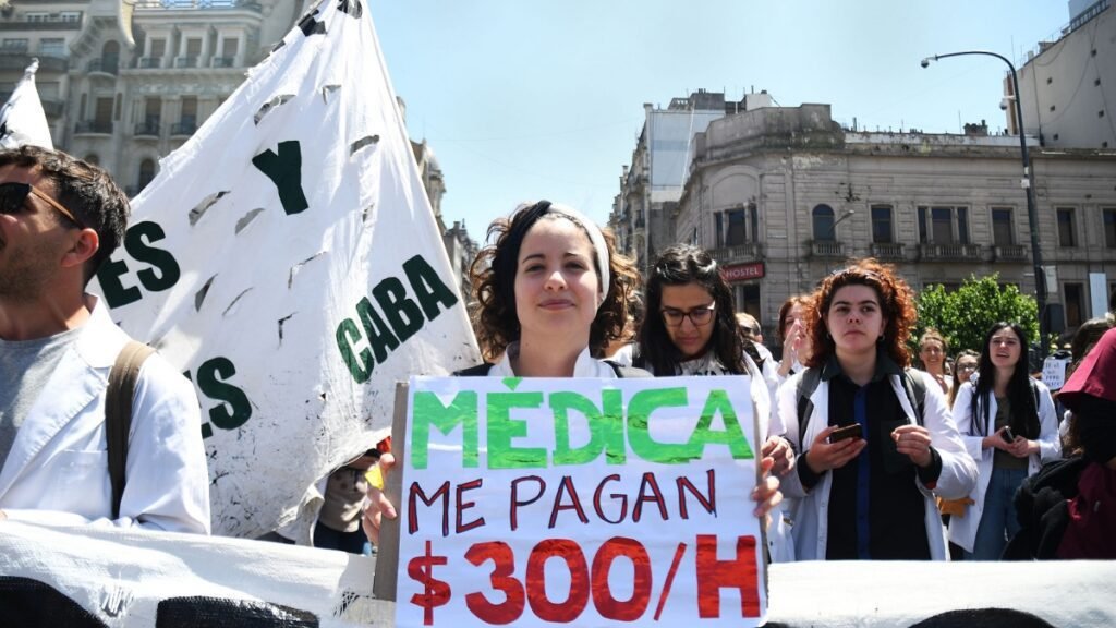 Con una marcha de linternas y velas, continúan los reclamos del personal de salud porteño 6361431753b00 1200