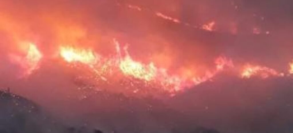 El incendio en Guanchín sigue fuera de control WhatsApp Image 2022 11 24 at 19.18.43