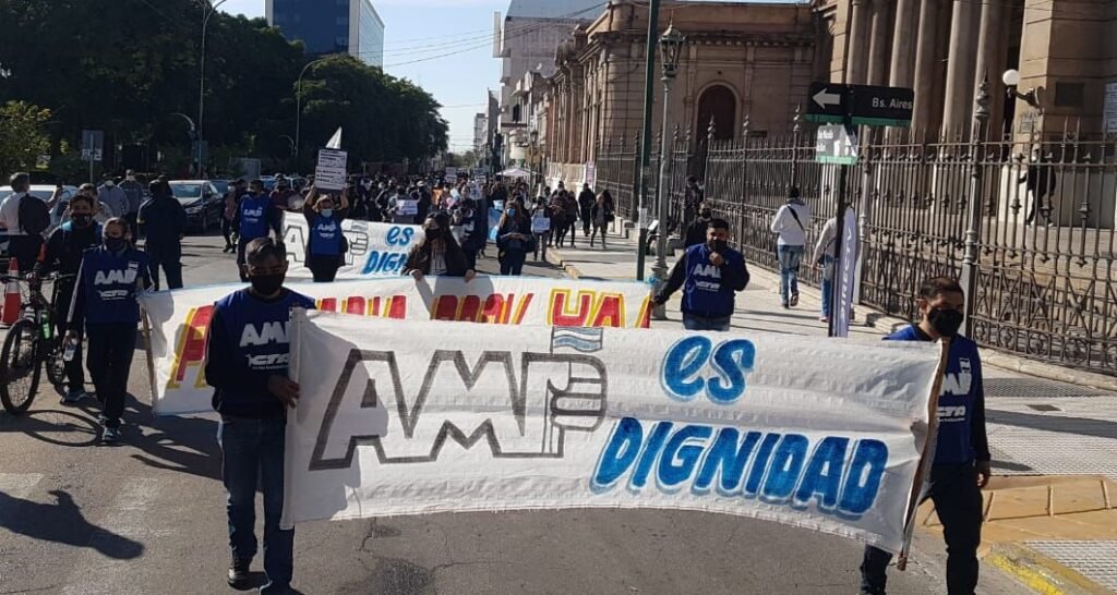 AMP afirmó que el aumento del gobierno fue una decisión “unilateral” y ratificó el pedido de los 15 mil pesos conflicto docente en la rioja e1667435163739