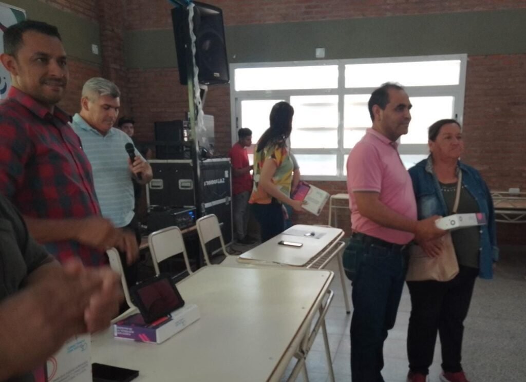 Chepes: Entregaron 211 tablets del programa “Conectando con vos” 370605576