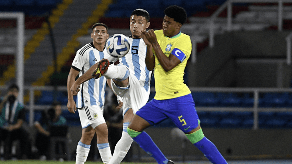 La Selección Argentina Sub 20 sufrió una dura derrota ante Brasil y se complicó en el Sudamericano ARGENTINA 2