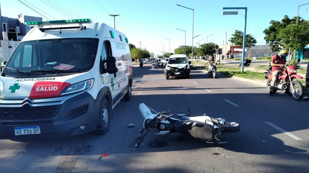 Fuerte choque entre una moto y un utilitario en avenida 1ero de Marzo 1 IMG 20230227 WA0004