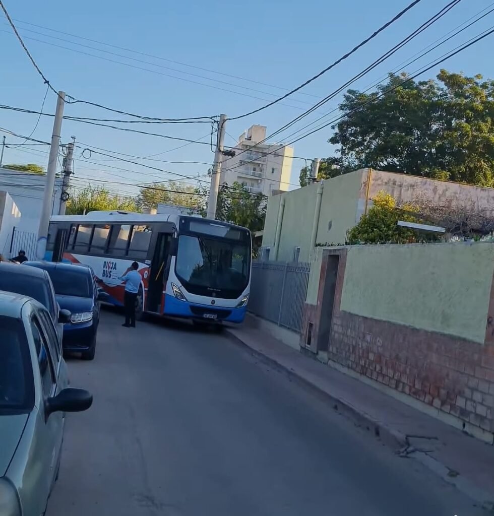 Un colectivero quiso doblar una calle y el coche quedó trabado WhatsApp Image 2023 02 27 at 20.05.50