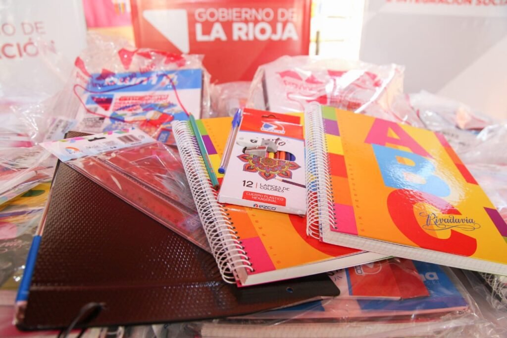 Desde este lunes, más de 55 mil niños y niñas recibirán el kit escolar en la Provincia kitescolar