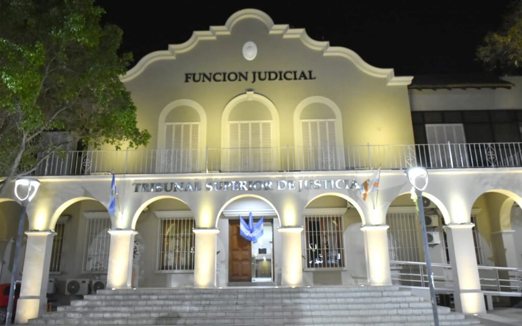 La función judicial adhiere al feriado de mañana tribunal fachada nocturna