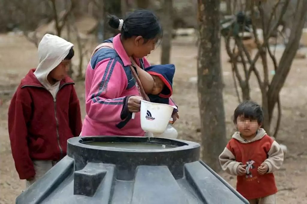 Tragedia social en Salta: en los últimos tres años murieron 217 niñas y niños de comunidades indígenas 1 20230402 Wichis el agua 1024x683 1