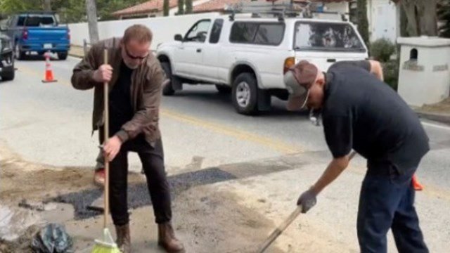 Terminator de los baches: Arnold Schwarzenegger se hartó y salió a arreglar la calle 1 9EFYePkr