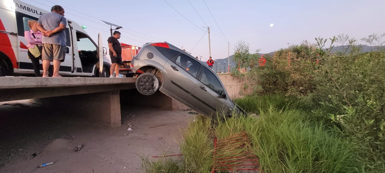 Auto cayó por el puente de barrio Néstor Kirchner: el conductor resultó ileso Vicky vuelco I