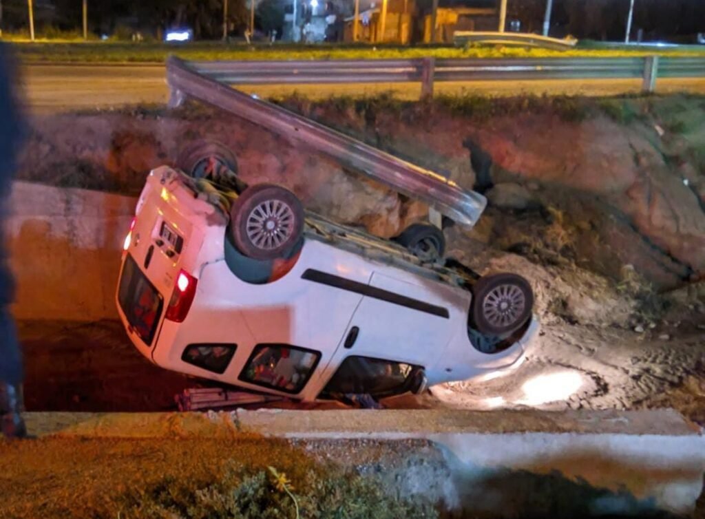 Tremendo vuelco en la rotonda de Ruta 38: dos adultos mayores con lesiones leves WhatsApp Image 2023 04 05 at 09.08.41