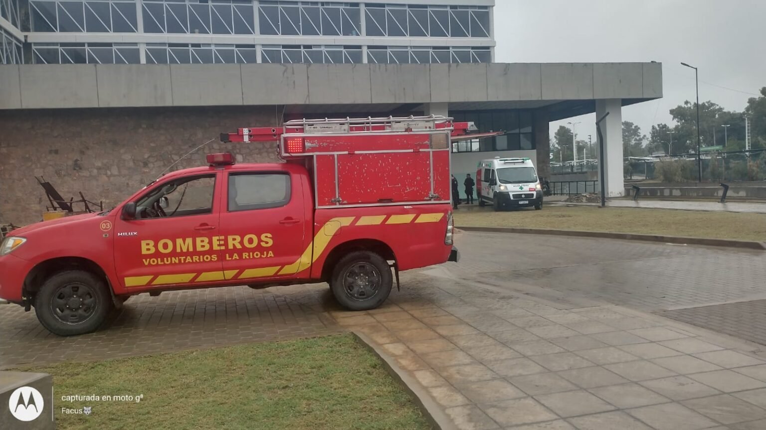 Una placa de vidrio cayó sobre un trabajador de la construcción en el exhotel Sussex WhatsApp Image 2023 04 13 at 13.33.01