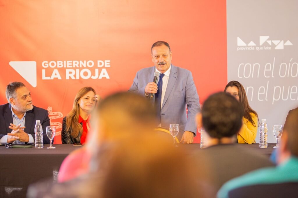 Más de 200 familias de zona Sur recibieron las escrituras de sus viviendas 1 WhatsApp Image 2023 04 13 at 14.49.40 1