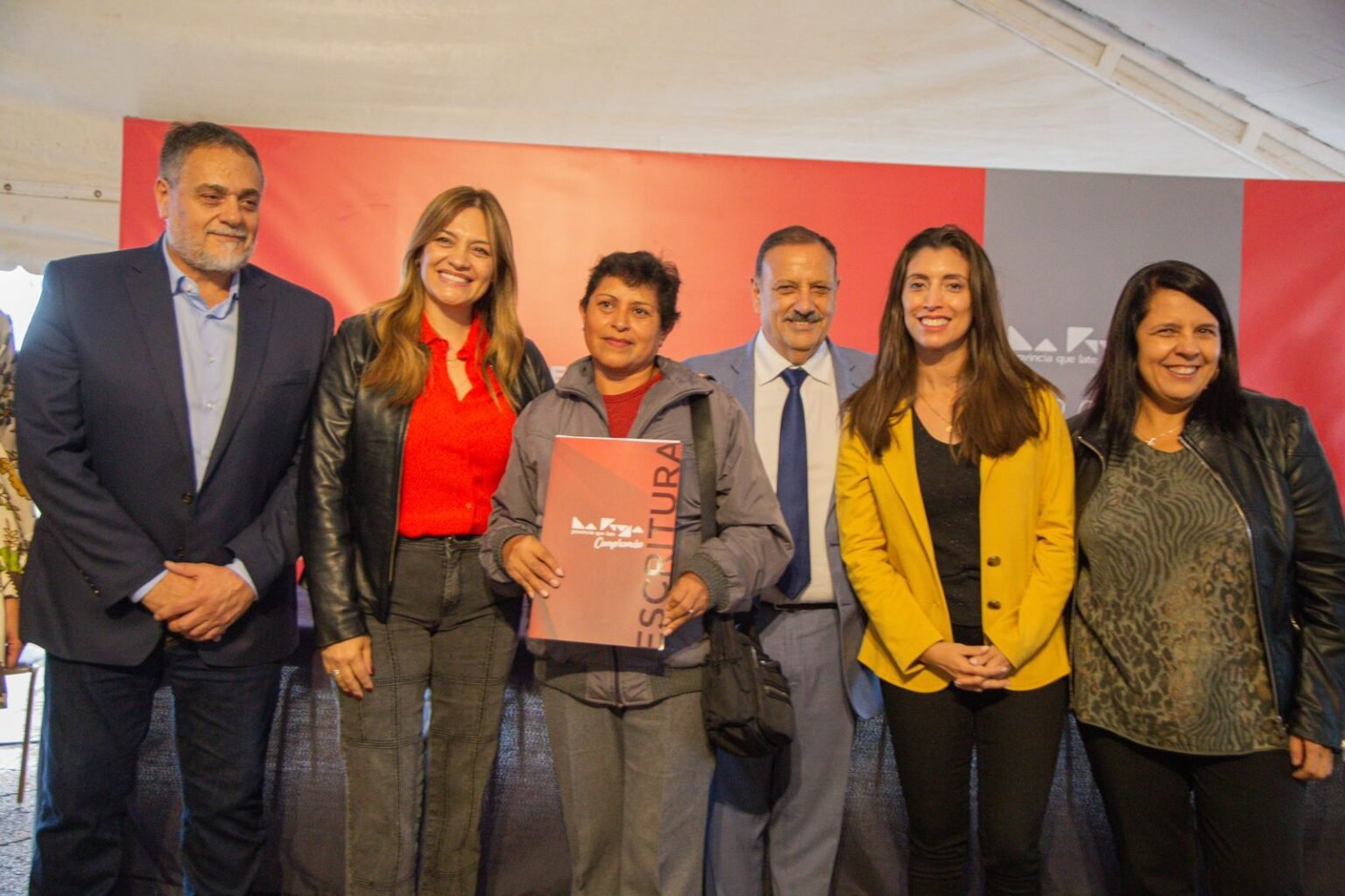 Más de 200 familias de zona Sur recibieron las escrituras de sus viviendas WhatsApp Image 2023 04 13 at 14.49.40