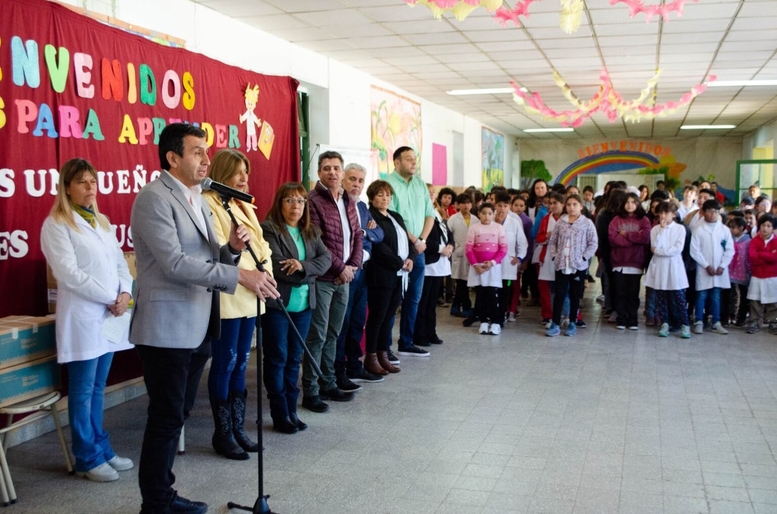 El Gobierno entregó más de 1.600 libros en el departamento Castro Barros WhatsApp Image 2023 04 21 at 12.57.53