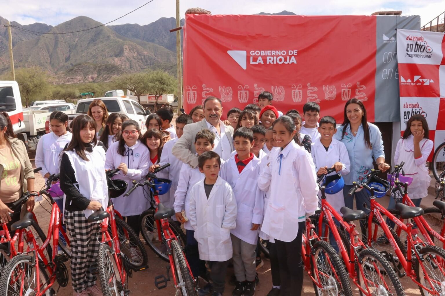 El Gobernador Quintela inauguró obras y entregó bicicletas a alumnos en Independencia WhatsApp Image 2023 04 21 at 19.45.38