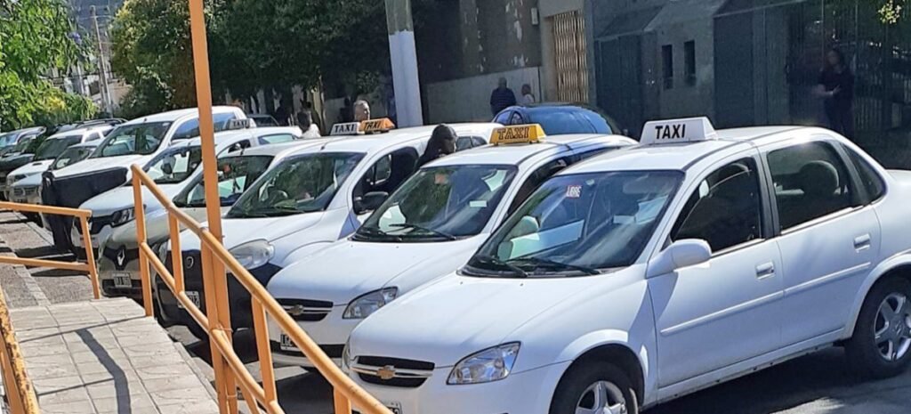 Rechazan un cobro de “plus” en servicio de taxis y remises taxis