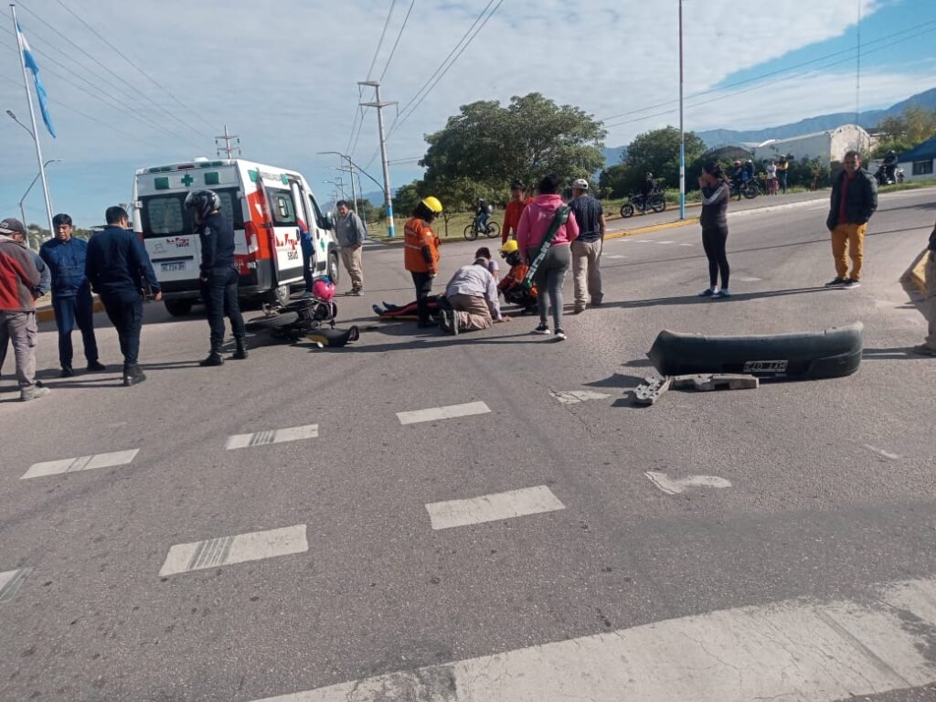 Dos mujeres resultaron heridas luego de colisionar con un auto en Avenida 2 de Abril WhatsApp Image 2023 05 02 at 18.31.59