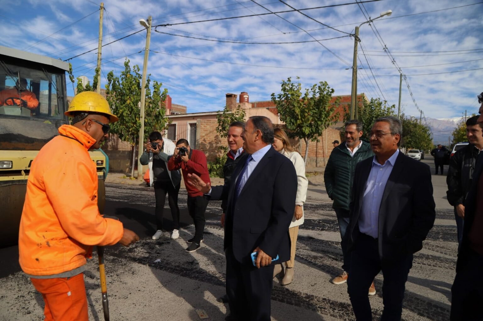 Las gestiones del gobernador Ricardo Quintela permitirán que las y los chileciteños tengan más de 100 cuadras asfaltadas WhatsApp Image 2023 05 04 at 13.14.46