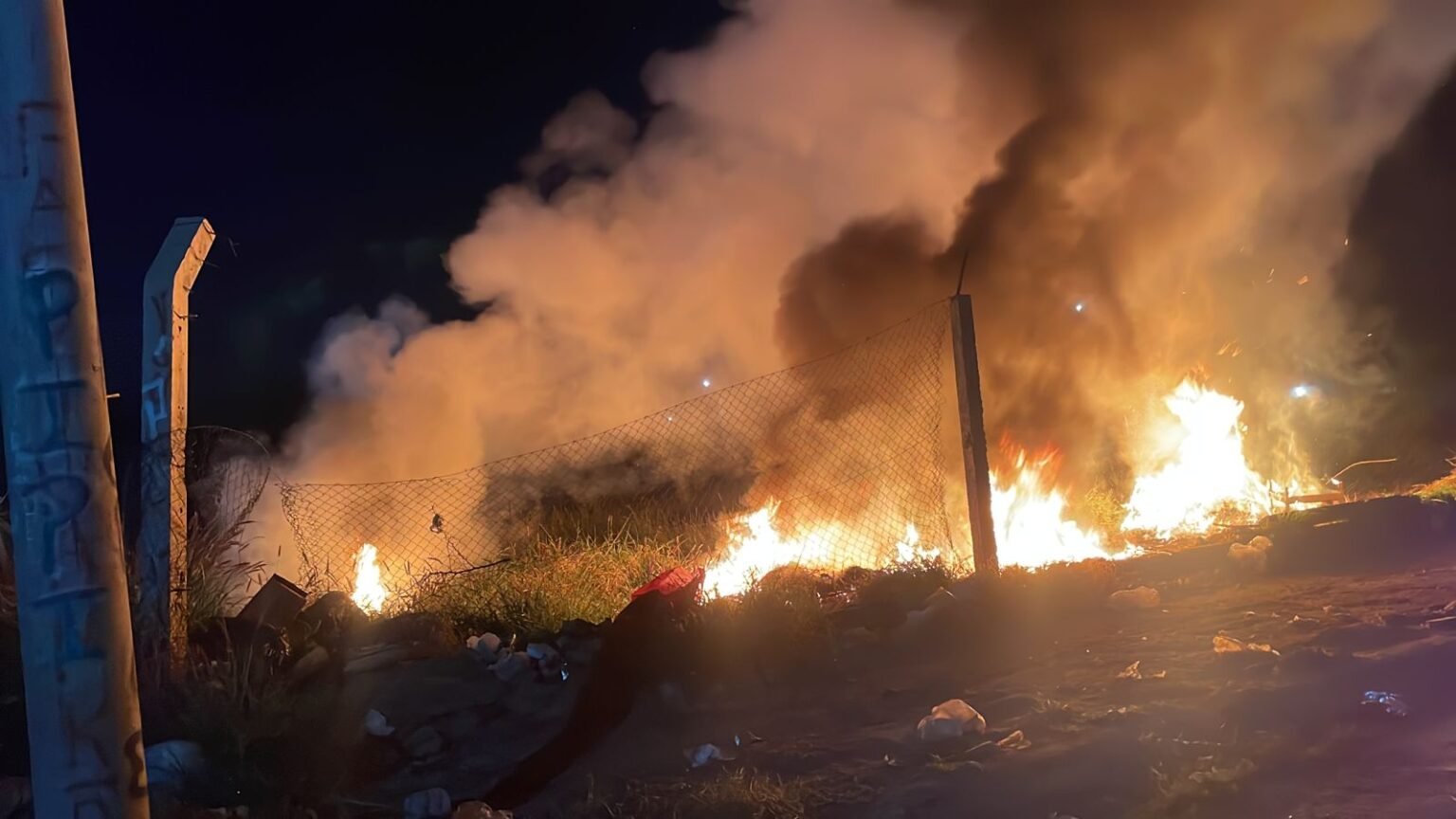 Bomberos controlaron incendio en la madrugada de hoy WhatsApp Image 2023 05 05 at 01.52.26