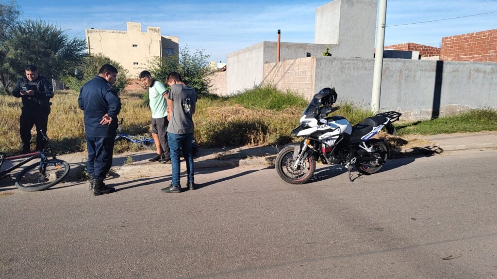 Conductor de un auto atropelló a dos menores que iban en bici y se dio a la fuga 1 WhatsApp Image 2023 05 23 at 10.48.24
