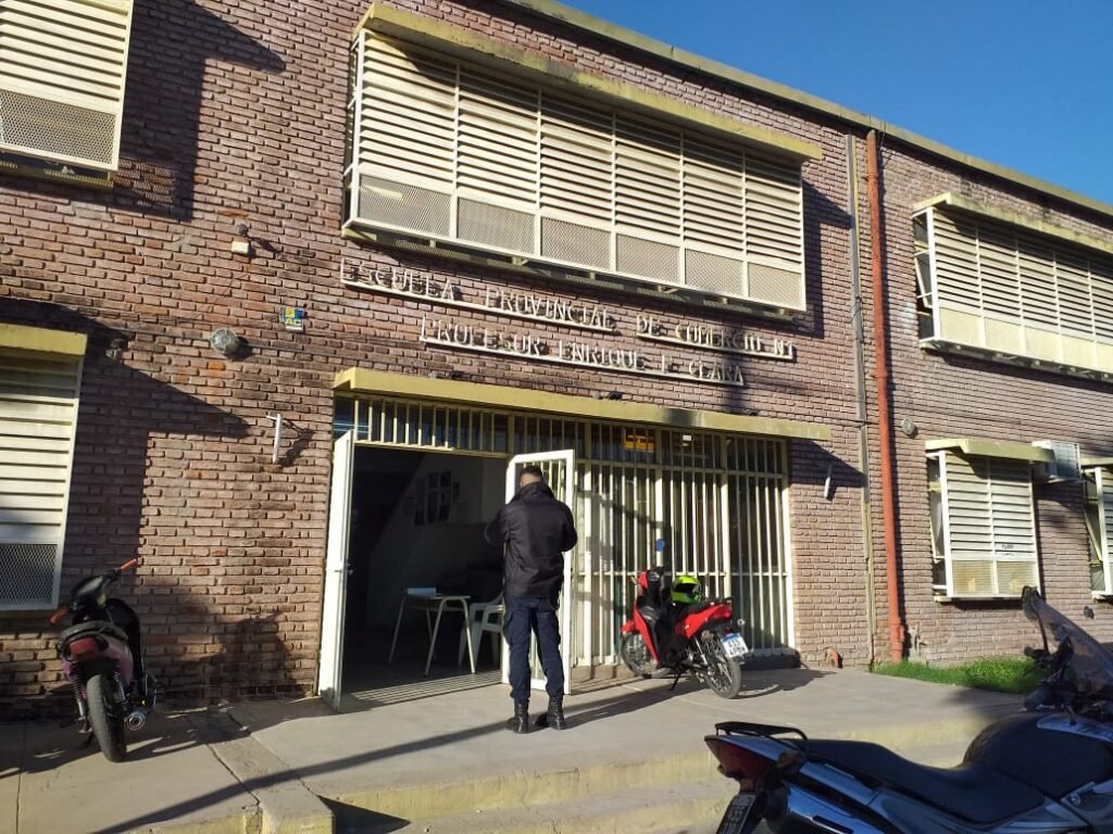 Alumna de la Escuela de Comercio 1 cayó por las escaleras y sufrió lesiones leves WhatsApp Image 2023 05 24 at 11.10.14