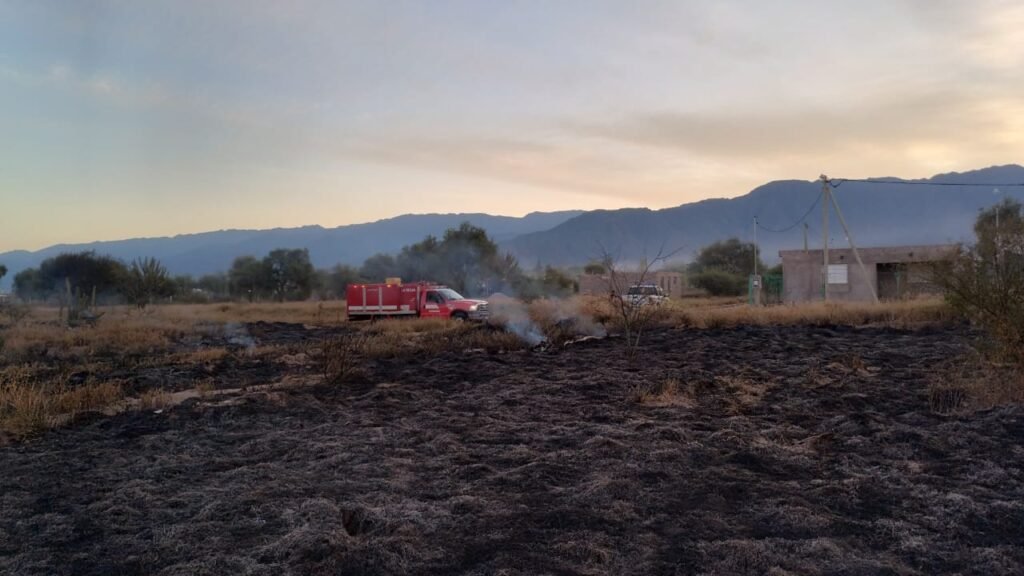 Bomberos controlaron incendio en barrio Alunai WhatsApp Image 2023 05 25 at 21.06.55