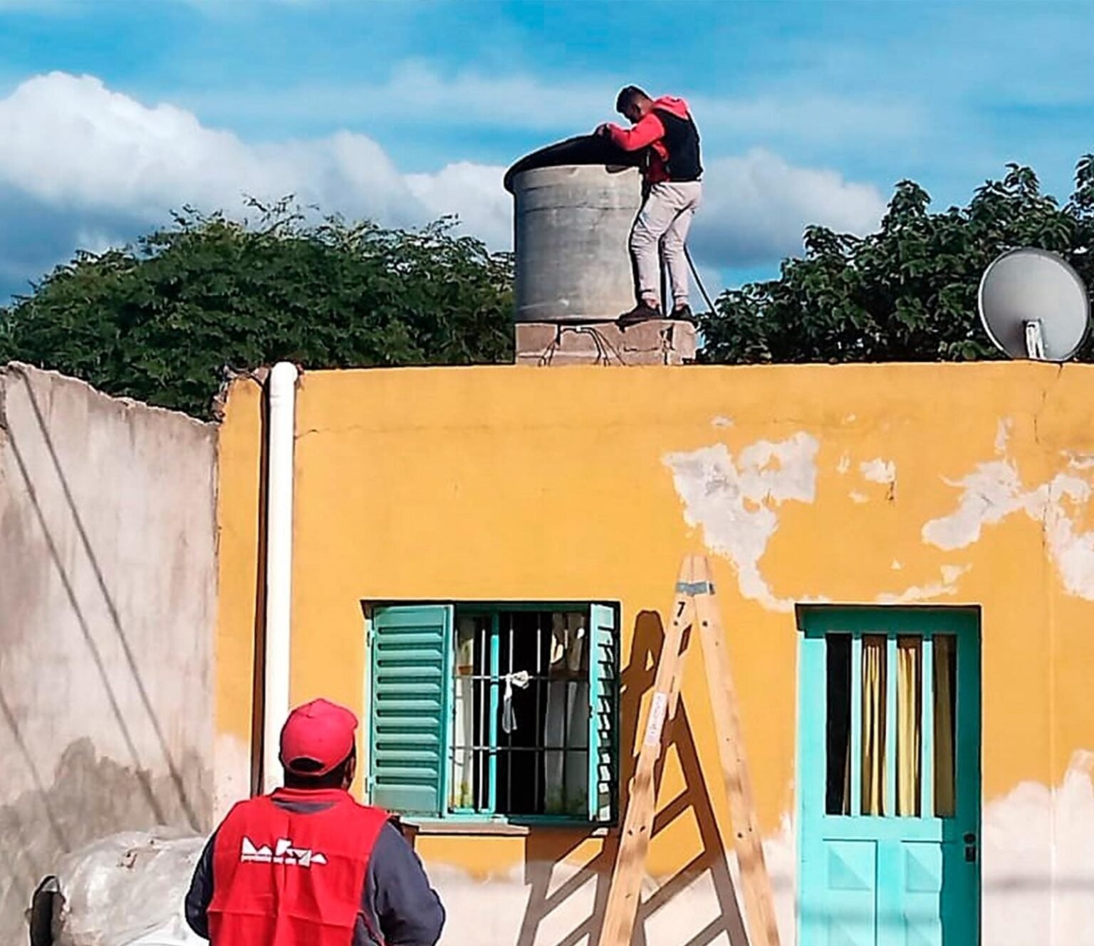 Realizan saneamiento de tanques en viviendas de distintos barrios de la ciudad WhatsApp Image 2023 05 30 at 09.45.03