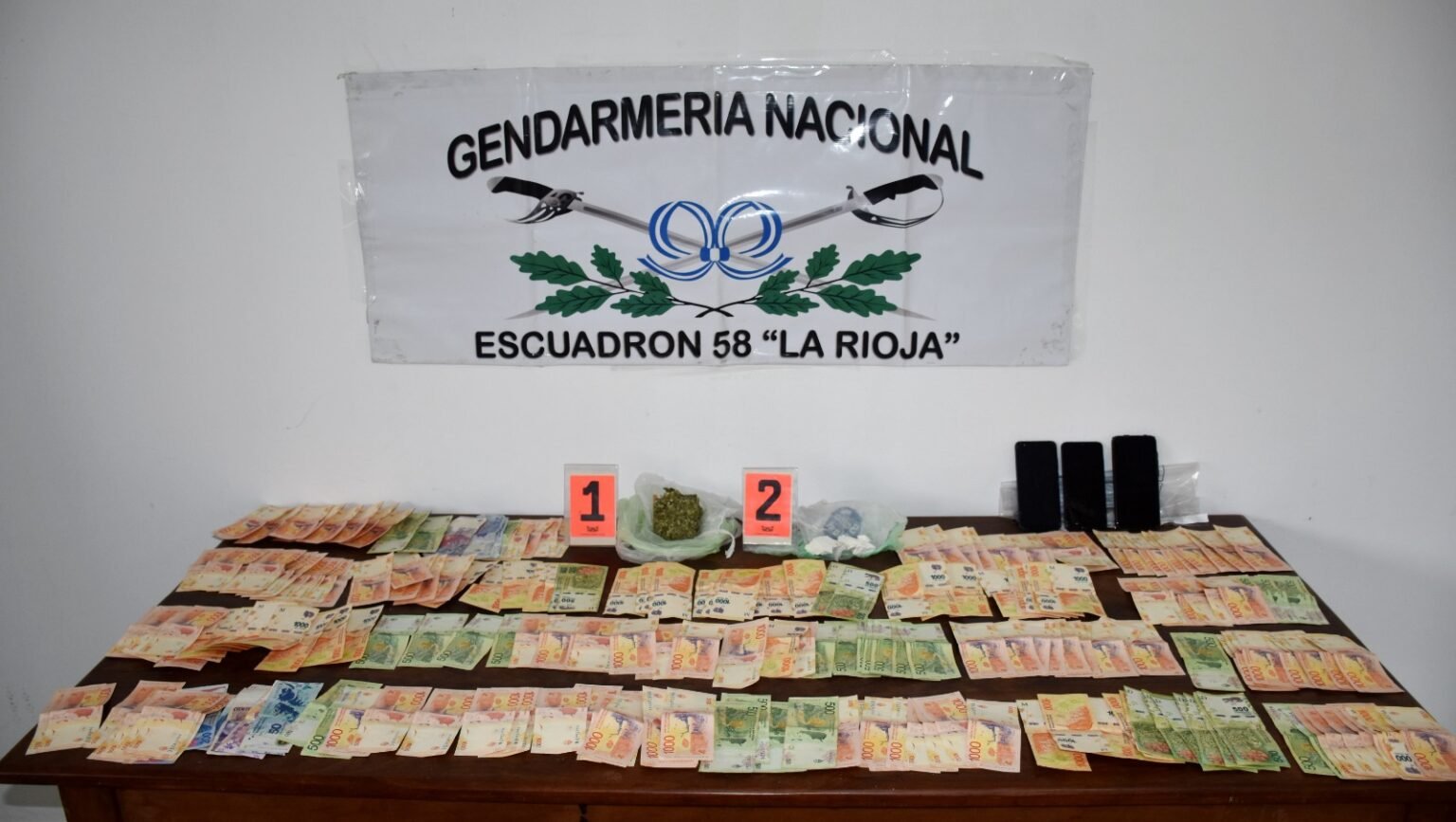 dinero marihuana y cocaina