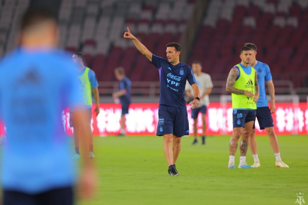 Con cambios obligados, Scaloni analiza el equipo que pararía frente a Indonesia seleccionnnn