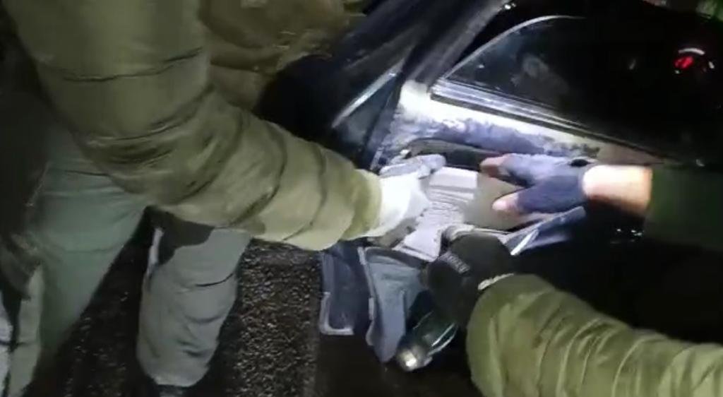 transportaba once paquetes con cocaina acondicionados dentro de las puertas de su vehiculo 3