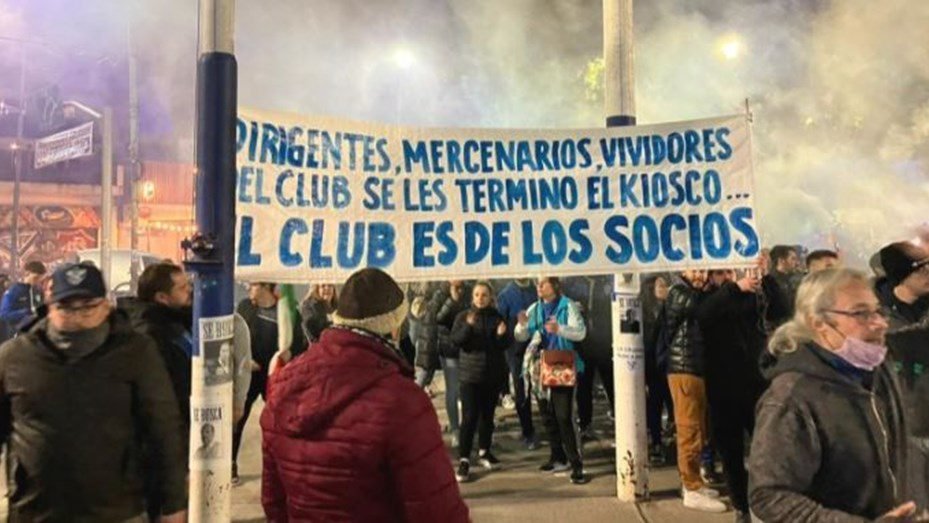 Vélez: hinchas protestaron contra la comisión directiva en la sede social velez