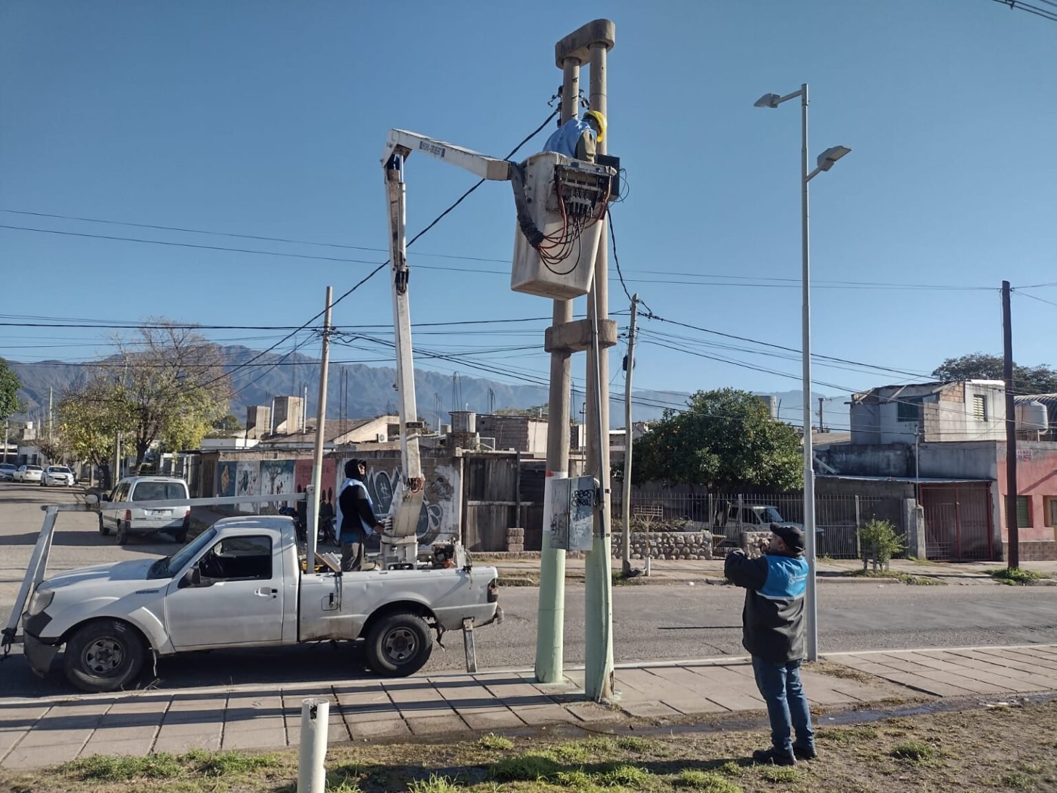La Municipalidad avanza en la reposición de luminarias de Av. Julio Cesar Corzo y Roque A. Luna Luminaria calle